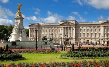 Költözésre kényszerülhet omladozó palotájából a brit uralkodó