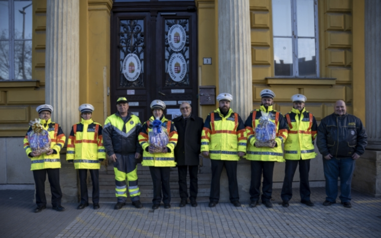 A MAGYAR AUTÓKLUB FEJÉR VÁRMEGYEI RENDŐRÖKET JUTALMAZOTT 
