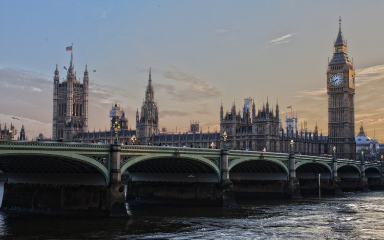 Terrorcselekménynek nyilvánították a brit parlamenti képviselő meggyilkolását