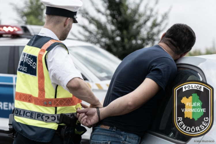 KERÍTÉSEN ÁT A BÖRTÖNIG