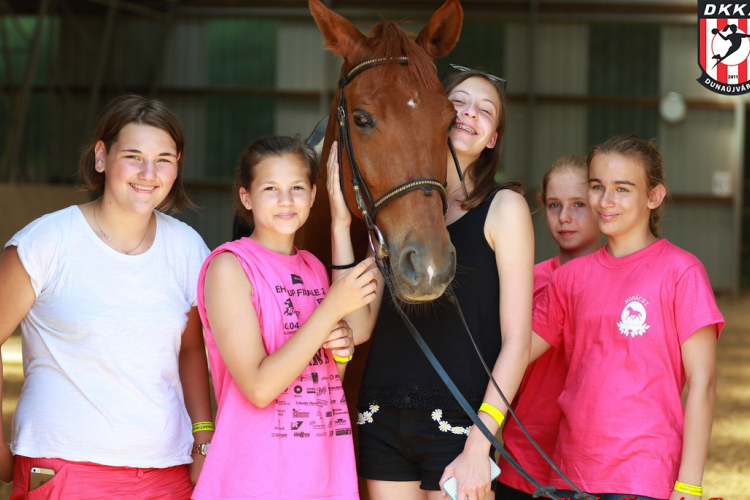 Lóra pattant kézilabdások