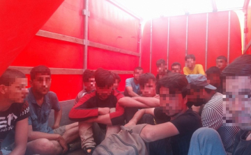 Tizenhét migránst találtak egy kisteherautóban