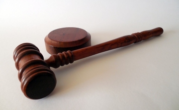 Idős ember kirablása miatt büntetett három férfit a nyíregyházi bíróság