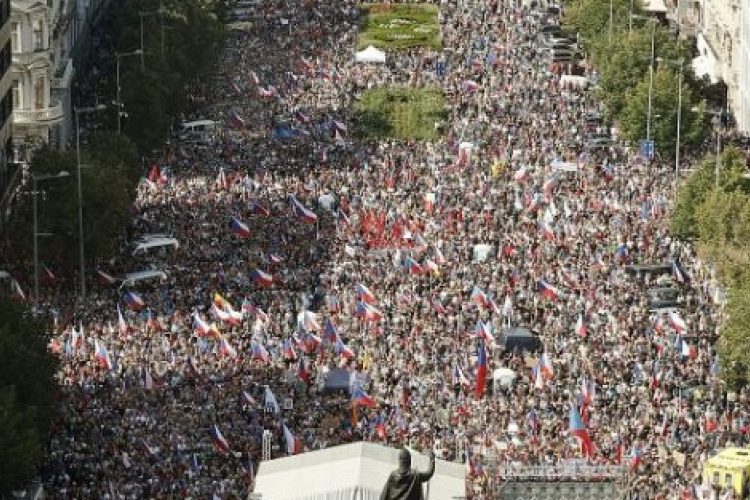 Ismét több tízezres tüntetés volt Prágában