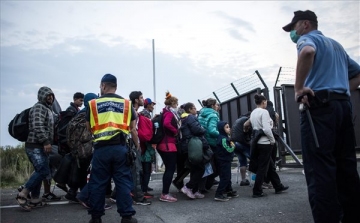 Illegális bevándorlás - Szijjártó: a nemzetközi média egyoldalúan számol be a magyarországi eseményekről