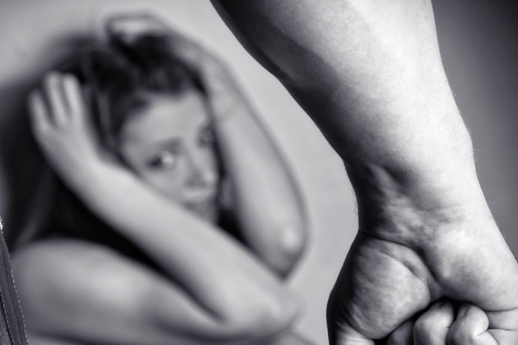 Bezárta és bántalmazta élettársát