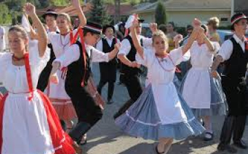 Pentelei Szüreti Fesztivál felvonulással és pörköltfőző versennyel