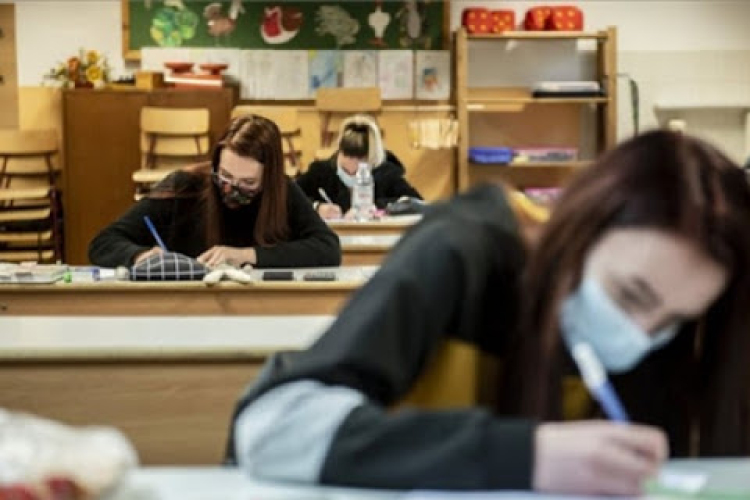 Újra kötelező a maszkviselés az iskolákban Szerbiában