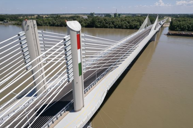 Átadták a Kalocsa és Paks között épült új Duna-hidat