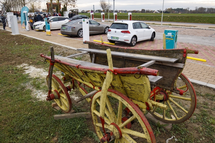 Felavatták Magyarország legnagyobb elektromos töltőállomását Zalában