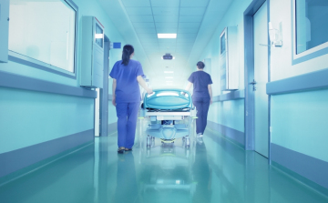 Stabil az állapota a miskolci megyei kórházban megkéselt ápolónőnek 