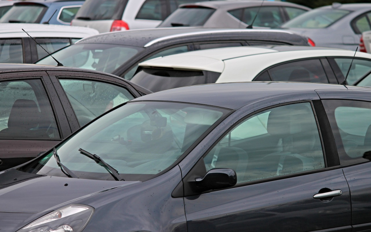 Egyre idősebbek a magyarországi autók, a múlt évben az átlagéletkor már elérte a 16 évet.