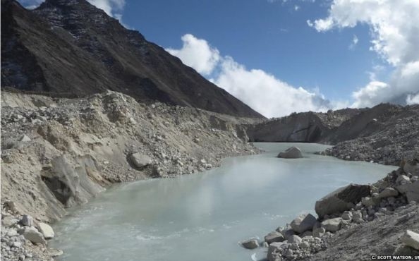 Veszélyt jelentenek a Mount Everest gleccsereinél terjeszkedő tavak