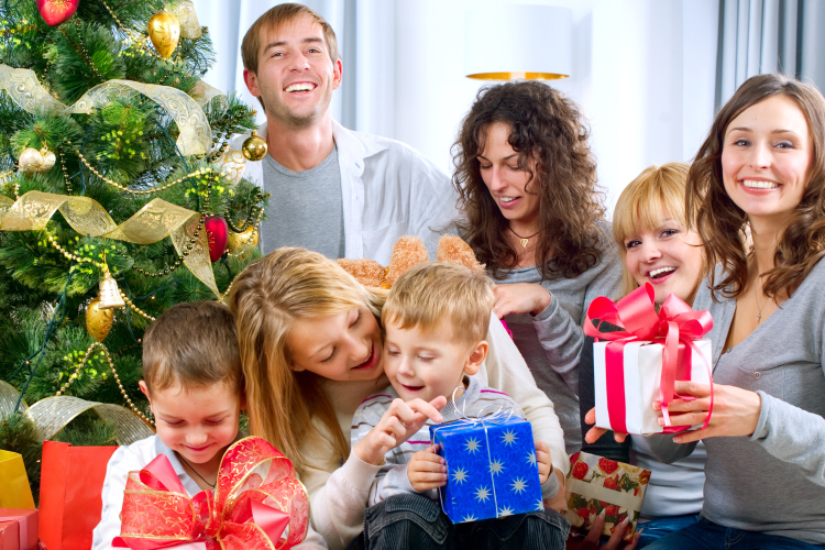 OTP-felmérés: a magyarok 38 százaléka előre tesz félre a karácsonyi kiadásokra és ajándékokra