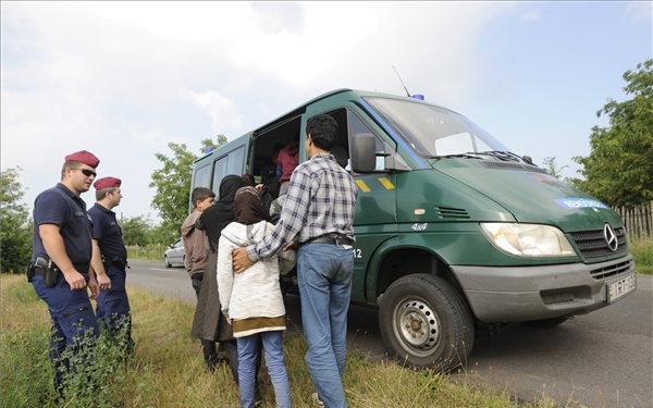 Illegális bevándorlás - a migránsok szervezetten érkeznek a térségbe
