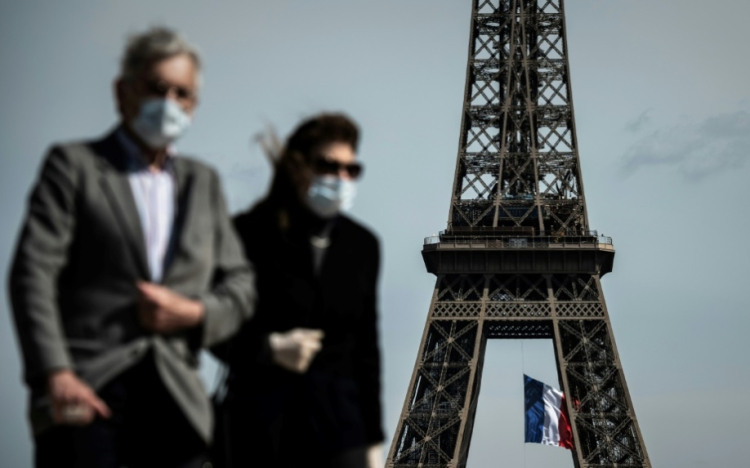 Koronavírus - A francia nyaralóhelyeken ismét kötelező a kültéri maszkviselés