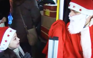 A rénszarvasok pihennek – Mikulásbusz járt szán helyett - DSTV videóval