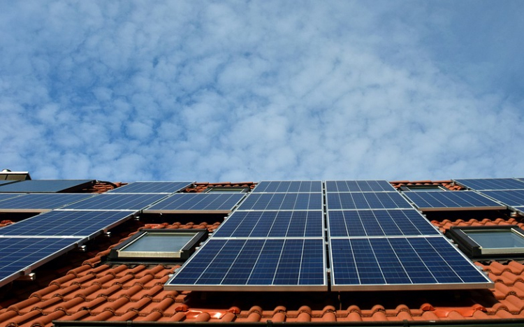 A napenergia hasznosítására kötelezhetik az újlakásépítőket Németországban