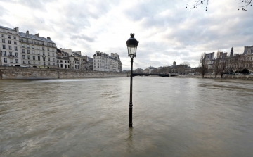 Harmincnégy éves rekordot dönt meg a Szajna szintje Párizsban, két halott