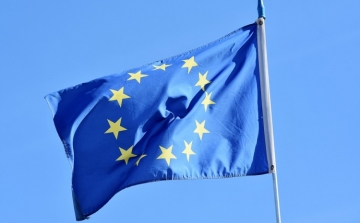 Továbbra is történelmi csúcson az Európai Unió támogatottsága a tagállamokban