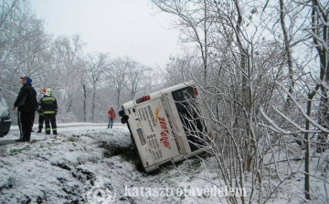 Árokba csúszott autók, elakadt kamionok miatt kérték a katasztrófavédelem segítségét a tegnapi havazásban 