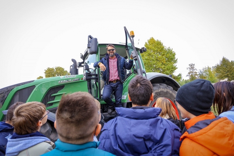 Winkler Robi menő traktorost faragott az iskolásokból