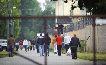 Illegális bevándorlás - menekülteket helyezzenek át Bősre Ausztriából
