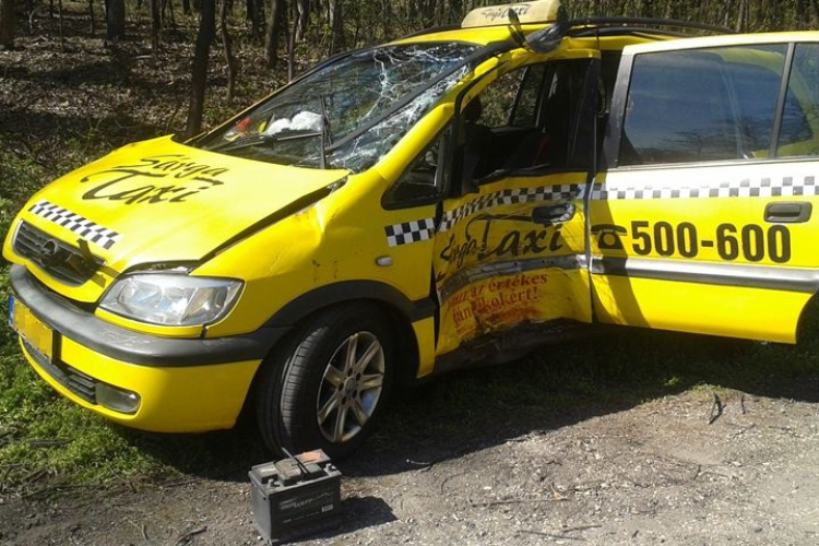 Taxi és motor ütközött a 6-os főúton