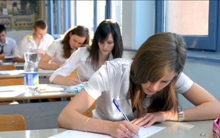 Csaknem 74 ezer diák érettségizik magyar nyelv és irodalomból