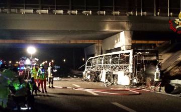 Gyertyagyújtás a szökőkútnál