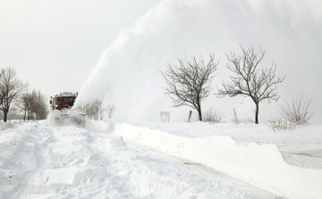 Havazás - Zalában elakadások és hóátfúvás miatt több út továbbra sem járható