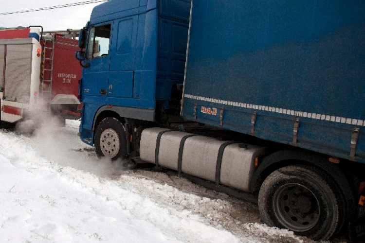 Havazás miatt elakadt kamionok nehezítik a közlekedést Nógrádban