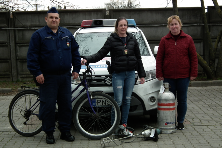 NEM VÁLOGATOTT. VITT MINDENT, AMIT ÉRT 