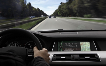 A kihangosított mobiltelefon ugyanúgy elvonhatja a járművezető figyelmét 