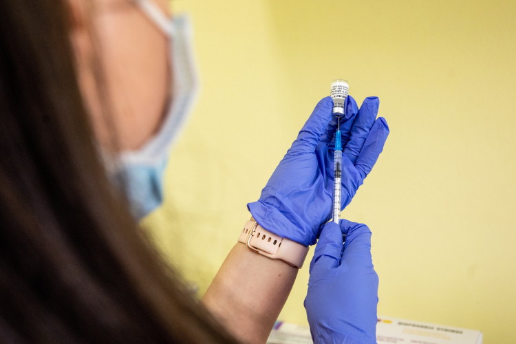 Újabb vakcinaszállítmány érkezett Magyarországra