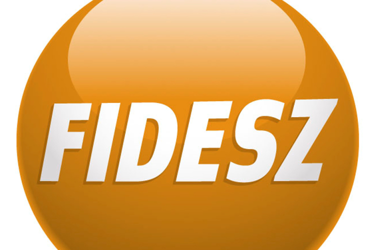 Fidesz: Bajnai Gordon az adóemelésért gyűjt aláírásokat