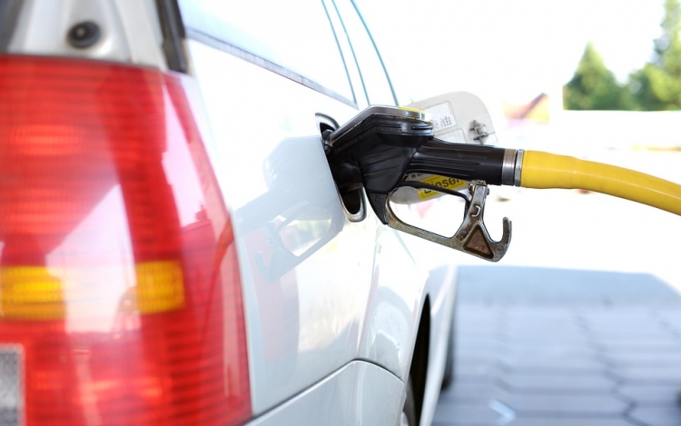 Csökken a benzin ára, a gázolaj nem változik