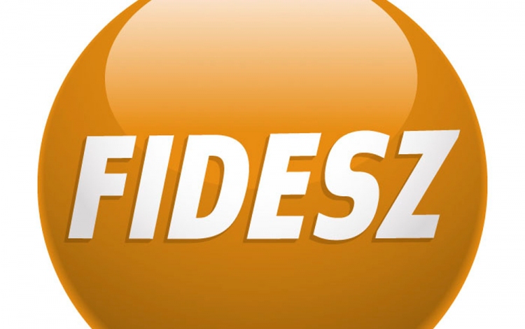 Fidesz: Bajnai Gordon az adóemelésért gyűjt aláírásokat