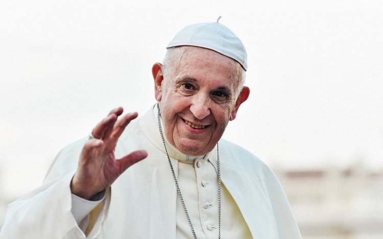 Megkezdte háromnapos apostoli látogatását Romániában Ferenc pápa