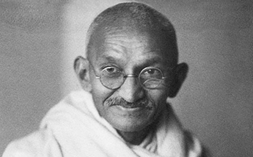 Elárverezik Mahatma Gandhi egyik jellegzetes szemüvegét