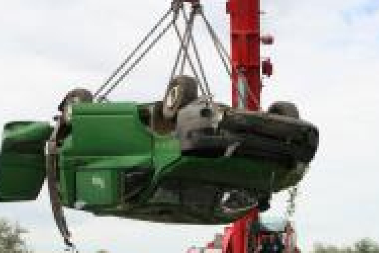 Küldeményszállító kisteherautó borult az árokba