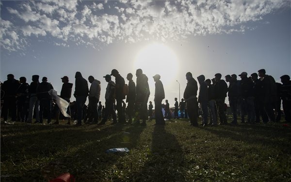 Illegális bevándorlás - Szlovénia nem tartja korrektnek Horvátország eljárását