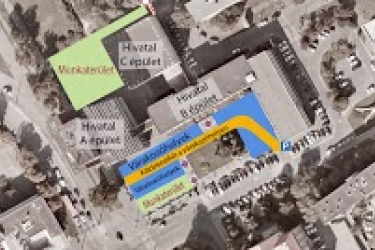 Változik a parkolás a Városháza téren