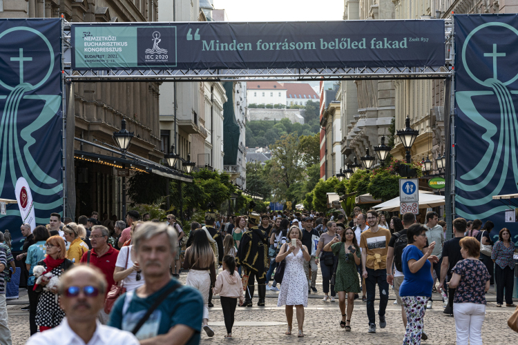 Öt kontinens ezerkétszáz millió katolikusa figyel ránk