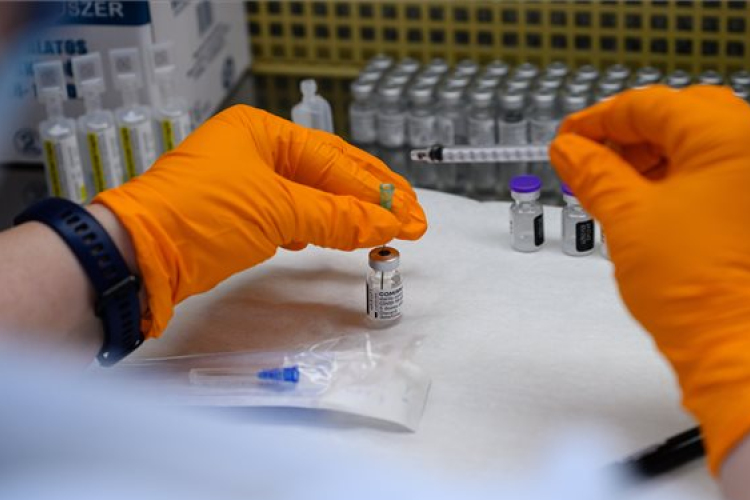 Már az ötven év fölöttiek is felvehetik hamarosan a harmadik oltást Izraelben