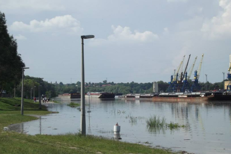 Bevetik a tűzoltókat is