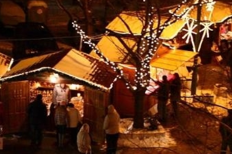 Ünnepi hangulat a Dózsa Mozi előtt - DSTV videóval