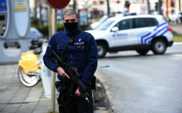Belgiumban két rendőrt sebesített meg egy arabul kiabáló támadó