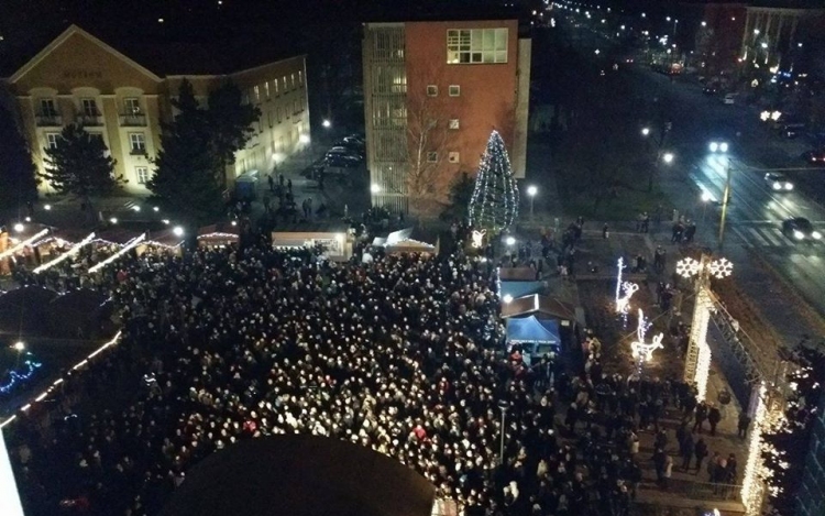 Telt tér előtt Kowlasky meg a Vega