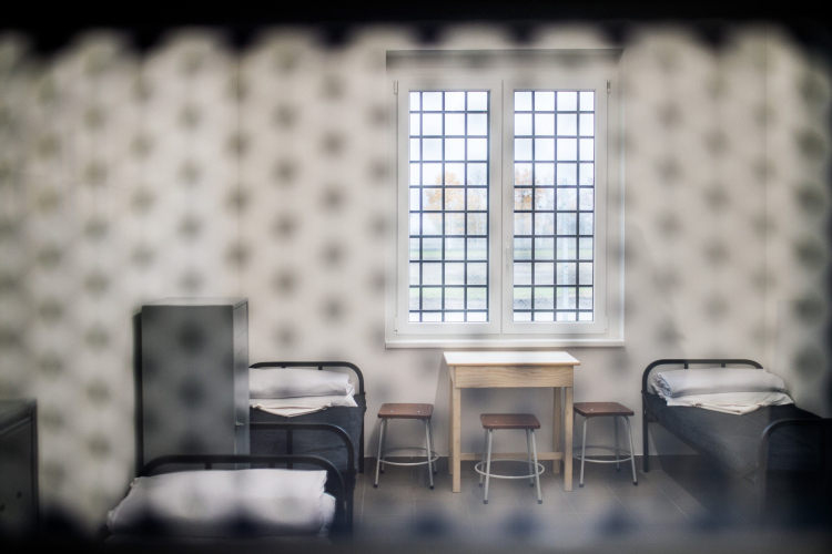 Fegyházbüntetésre ítéltek egy börtönőrre támadó rabot